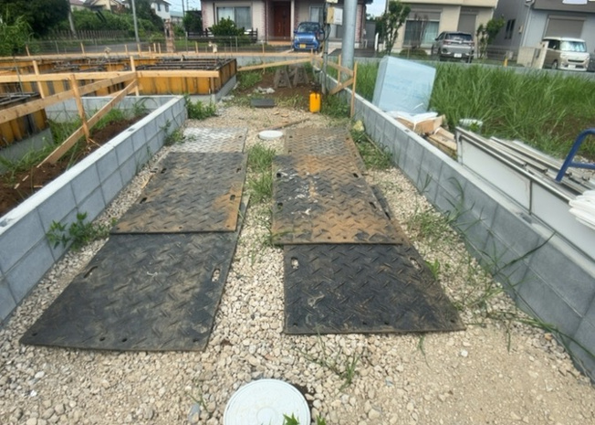 【駐車場】 | 小宮町新築戸建 | 車一台あたりに必要なスペースは、標準サイズの普通自動車で横幅2m50cm、長さ5mは必要になります。ただし、乗降のことも考慮して横幅3m30cm、長さ5m50cmほどは確保できるところを選びましょう。