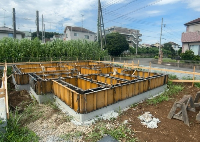 【庭】 | 小宮町新築戸建 | 庭のある家に住むことのメリットとして、子どもたちの遊び場を確保できること、ガーデニングや家庭菜園を楽しめること、明るさを確保できることがあります。また、配置を工夫することでプライバシーが確保できます。