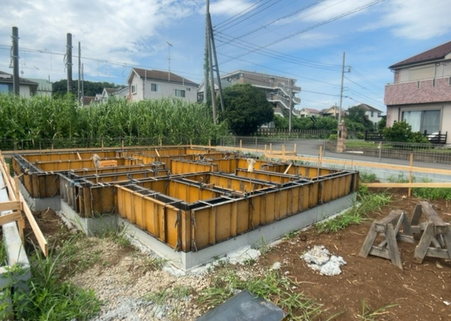 【玄関】 | 小宮町新築戸建 | 玄関は、狭すぎると複数人で使いにくく、広すぎても無駄な空間になりがちです。最低2畳を目安にして、家の広さとの兼ね合いや家族の人数を考慮して決めるとよいでしょう。現地を見学して快適な玄関を選びましょう！