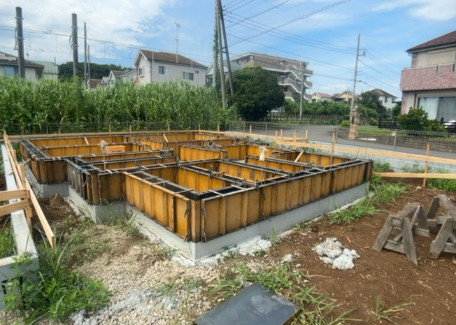 【玄関】 | 小宮町新築戸建 | 玄関ポーチにおいて最も重視すべきと言っても良いのが広さです。適切な広さの玄関ポーチでないと外見的なバランスは崩れてしまいますし、何より使いにくくなってしまいますので、現地で実際に下見をしてみましょう！