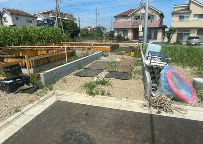 【前面道路含む現地写真】 | 小宮町新築戸建 | 住宅用の土地では前面道路に2m以上接していなければならないと法律で定められています。しかし、お持ちの車のサイズやライフスタイルなどにより、2mでは利便が悪い場合もございますので、事前に確認しましょう。