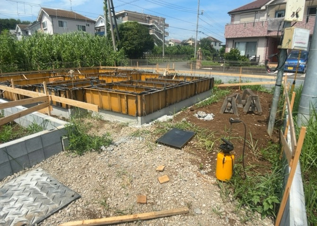 【前面道路含む現地写真】 | 小宮町新築戸建 | お持ちの車種によっては前面道路が広い方が便利でしょう。しかし、前面道路が広ければその分交通量が多くなるため、騒音などが気になる場合があります。実際に現地を見学し、周辺交通量や騒音などを確認しましょう！