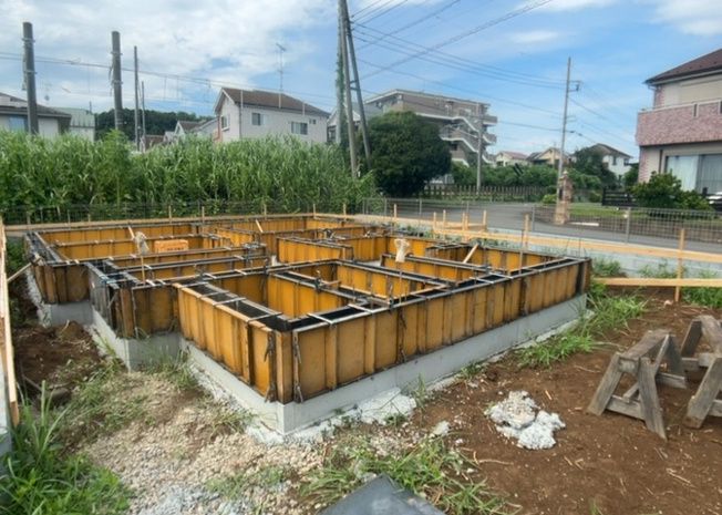 【駐車場】 | 小宮町新築戸建 | 駐車場と明記されていても、最小スペースでつくられた駐車場だと大型車は駐車できなかったり、出入りしにくくなったりする可能性があります。お車のサイズと購入したい物件の駐車場のサイズを現地で確認しましょう。