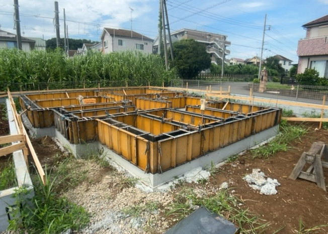【庭】 | 小宮町新築戸建 | 庭があることでガーデニングや家庭菜園はもちろん、こどもの遊び場やペットを放して遊ぶことができます。また、家の周囲に余裕があるということです。隣地との間があれば、十分な日当たりと、風通しが確保できます。