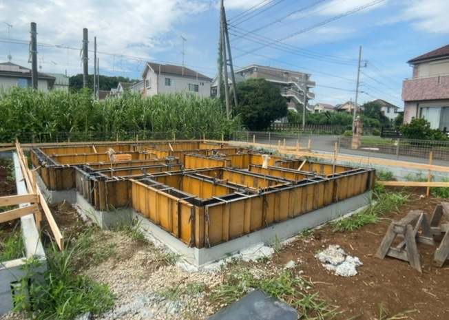 【玄関】 | 小宮町新築戸建 | 玄関は家の顔でもあり、家族以外の目にも止まる場所です。玄関は外との間を仕切る扉、靴などをしまっておく収納スペース、靴脱ぎのたたきスペース、来客とのやり取りをするドアホンなど複数のアイテムからなります。