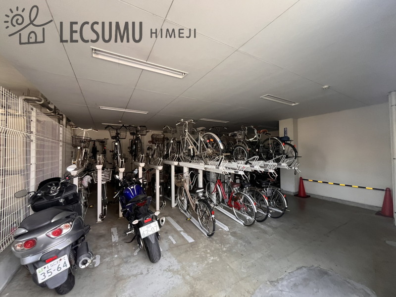 グラジオ元町プレミアムの駐輪場