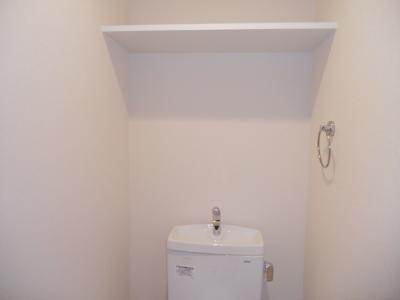 スワンズ京都七条リベルタの内装|トイレ上部の棚