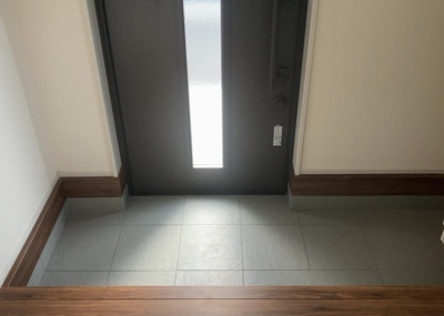 【玄関】 | 上壱分方町新築戸建 | 玄関は家の顔でもあり、家族以外の目にも止まる場所です。玄関は外との間を仕切る扉、靴などをしまっておく収納スペース、靴脱ぎのたたきスペース、来客とのやり取りをするドアホンなど複数のアイテムからなります。