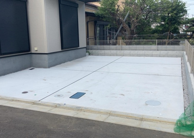 【駐車場】 | 上壱分方町新築戸建 | 駐車場と明記されていても、最小スペースでつくられた駐車場だと大型車は駐車できなかったり、出入りしにくくなったりする可能性があります。お車のサイズと購入したい物件の駐車場のサイズを現地で確認しましょう。