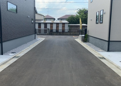 【前面道路含む現地写真】 | 上壱分方町新築戸建 | 住宅用の土地では前面道路に2m以上接していなければならないと法律で定められています。しかし、お持ちの車のサイズやライフスタイルなどにより、2mでは利便が悪い場合もございますので、事前に確認しましょう。