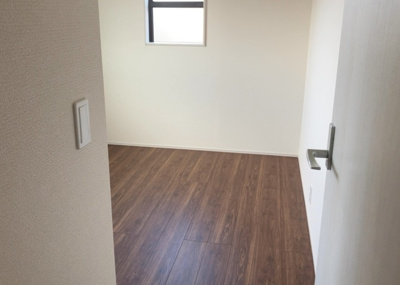【子供部屋】 | 上壱分方町新築戸建 | 子供が何人でも年齢によっては、受験時にしっかり壁のある個室があった方が良い場合もあります。難しい問題ですが、兄弟の人数や、性別や年齢差によって状況が異なりますので、数年後のこともしっかり考えましょう。