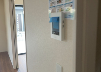 【セキュリティ】 | 上壱分方町新築戸建 | モニターで来訪者を確認して、目的が分からない場合はインターホンを通じて室内から会話することができます。怪しいと感じた場合はインターホン越しにお帰りいただくことができるので、直接会うことがなく安全です。