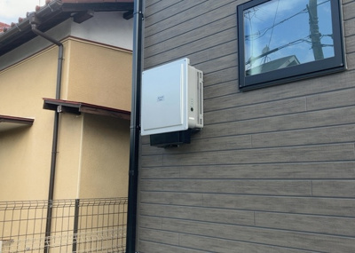 【発電・温水設備】 | 上壱分方町新築戸建 | 省エネ給湯器とは従来型の給湯器より熱効率が高く、少ない燃料でたくさんのお湯を沸かすことが出来る高効率な給湯器のことを指します。また、省エネ給湯器には種類があり、利便性や効果なども様々です。