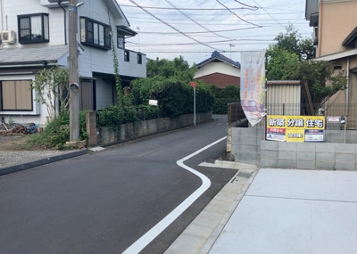 【前面道路含む現地写真】 | 上壱分方町新築戸建 | お持ちの車種によっては前面道路が広い方が便利でしょう。しかし、前面道路が広ければその分交通量が多くなるため、騒音などが気になる場合があります。実際に現地を見学し、周辺交通量や騒音などを確認しましょう！