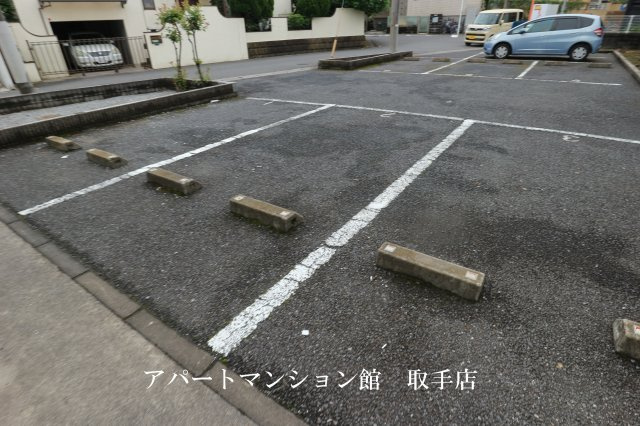 レオパレスゴールドの駐車場