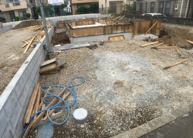 【駐車場】 | 椚田町新築戸建 | 駐車場と明記されていても、最小スペースでつくられた駐車場だと大型車は駐車できなかったり、出入りしにくくなったりする可能性があります。お車のサイズと購入したい物件の駐車場のサイズを現地で確認しましょう。