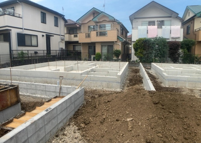 【バルコニー】 | 椚田町新築戸建 | バルコニーは、室外の専用スペースのうち、「屋根がなく開放された空間」であるものを指します。ベランダより広いタイプのものが多く、日当たりもよいため家庭菜園などを楽しみたい人にとって適した環境となります。