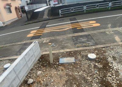 【設備】 | 椚田町新築戸建 | 敷地内には、散水栓や立水栓があります。水道水を直接利用できるため、水を運ぶ手間を省くことが出来ます。大量の水を必要とする洗車作業や清掃などに役立ちます。その他設備とあわせて、現地でご確認ください。