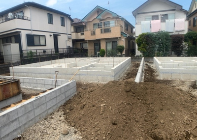 【構造・工法・仕様】 | 椚田町新築戸建 | 木造住宅とは土台、壁、柱など建築物の強度を支える構造体の材に木が使用されている構造を指します。構造体は建物の自重を支えるだけではなく風圧や水圧、積裁荷重などあらゆる衝撃に耐えるための基礎です。