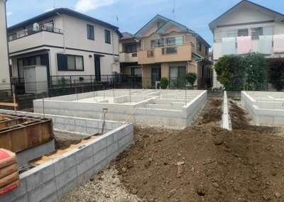 【構造・工法・仕様】 | 椚田町新築戸建 | ベタ基礎とは、柱の位置に関係なく全体に基礎がある事を指し、面積が大きい分建物の重さを全体に分散できます。また、地面からの湿気や害虫を遮断でき、木造住宅で心配されるシロアリ被害を防ぐ効果も期待できます。