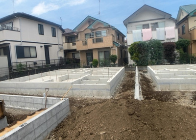 【冷暖房・空調設備】 | 椚田町新築戸建 | 基礎パッキング工法とは、床下の換気確保のため基礎と土台の間に緩衝材を挟み込む工法です。土台の下に数十センチの間隔で設置されるため、全体的な隙間が生まれます。床下換気口に比べて高い通気性が確保されます。