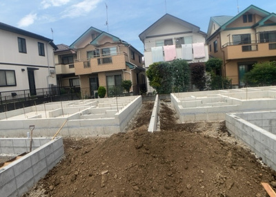 【外観】 | 椚田町新築戸建 | 現地に行くなら、物件の周囲の地形がどうなっているかを見ることも大切です。周辺より低くなっている土地では、大雨などで水が集まりやすいため、地盤が弱くなっているということも考えられるため、注意が必要です。