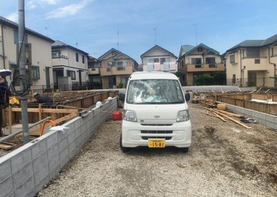 【前面道路含む現地写真】 | 椚田町新築戸建 | 道幅が狭い場所は比較的土地の値段が低いことが多く、また交通量が少ないため騒音が少なく静かな環境で過ごせます。また、小さいお子様がいるご家庭も安心です。一方で車の駐車が難しいというデメリットもあります。