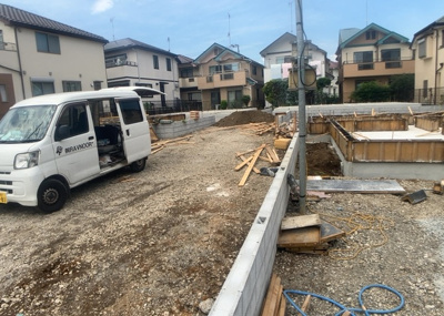 【前面道路含む現地写真】 | 椚田町新築戸建 | 道幅が広い場所は日当たりや風通が良好です。幅が広いのですれ違いも可能ですし大きな車でも駐車可能！一方で、大型車が通ることも多くなるため交通量の増加により騒音に繋がります。また土地の値段が高くなります。