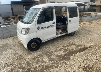 【駐車場】 | 椚田町新築戸建 | 車一台あたりに必要なスペースは、標準サイズの普通自動車で横幅2m50cm、長さ5mは必要になります。ただし、乗降のことも考慮して横幅3m30cm、長さ5m50cmほどは確保できるところを選びましょう。