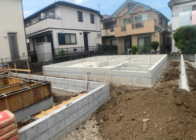 【庭】 | 椚田町新築戸建 | 庭のある家に住むことのメリットとして、子どもたちの遊び場を確保できること、ガーデニングや家庭菜園を楽しめること、明るさを確保できることがあります。また、配置を工夫することでプライバシーが確保できます。
