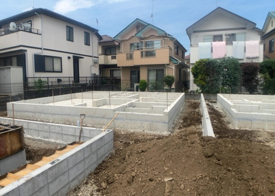 【玄関】 | 椚田町新築戸建 | 玄関は、狭すぎると複数人で使いにくく、広すぎても無駄な空間になりがちです。最低2畳を目安にして、家の広さとの兼ね合いや家族の人数を考慮して決めるとよいでしょう。現地を見学して快適な玄関を選びましょう！