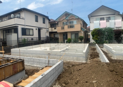 【玄関】 | 椚田町新築戸建 | 玄関ポーチにおいて最も重視すべきと言っても良いのが広さです。適切な広さの玄関ポーチでないと外見的なバランスは崩れてしまいますし、何より使いにくくなってしまいますので、現地で実際に下見をしてみましょう！