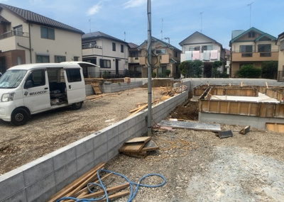 【前面道路含む現地写真】 | 椚田町新築戸建 | 住宅用の土地では前面道路に2m以上接していなければならないと法律で定められています。しかし、お持ちの車のサイズやライフスタイルなどにより、2mでは利便が悪い場合もございますので、事前に確認しましょう。