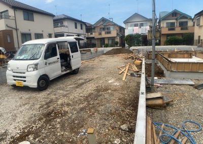 【前面道路含む現地写真】 | 椚田町新築戸建 | お持ちの車種によっては前面道路が広い方が便利でしょう。しかし、前面道路が広ければその分交通量が多くなるため、騒音などが気になる場合があります。実際に現地を見学し、周辺交通量や騒音などを確認しましょう！