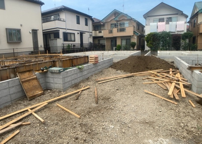 【駐車場】 | 椚田町新築戸建 | 駐車場と明記されていても、最小スペースでつくられた駐車場だと大型車は駐車できなかったり、出入りしにくくなったりする可能性があります。お車のサイズと購入したい物件の駐車場のサイズを現地で確認しましょう。