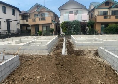 【玄関】 | 椚田町新築戸建 | 玄関は家の顔でもあり、家族以外の目にも止まる場所です。玄関は外との間を仕切る扉、靴などをしまっておく収納スペース、靴脱ぎのたたきスペース、来客とのやり取りをするドアホンなど複数のアイテムからなります。
