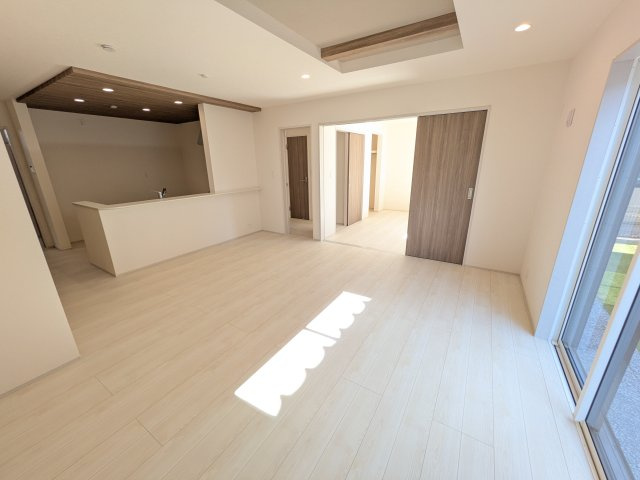 水戸市千波町　5期　新築戸建ての居間・リビング|家族の会話が自然と弾む、広々としたゆとりのLDK。南向きの窓からたっぷりの光が射し込む明るく快適な空間です。