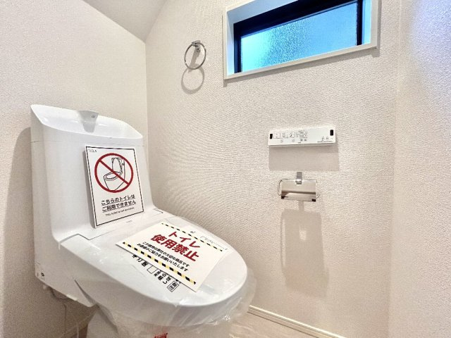 所沢市下安松　新築戸建のトイレ|1Fトイレでございます。
各階にリモコン式洗浄便座を設置済みです。