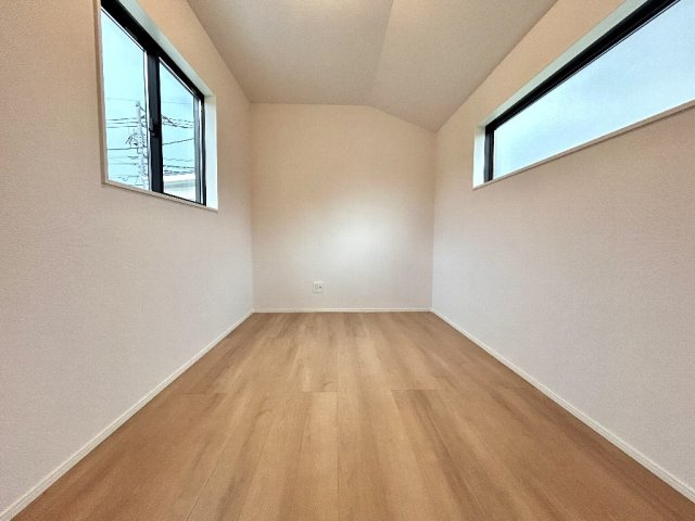 所沢市下安松　新築戸建の洋室|2F約5.37帖洋室でございます。
各部屋にクローゼットを備え、2面開口部を確保しております。