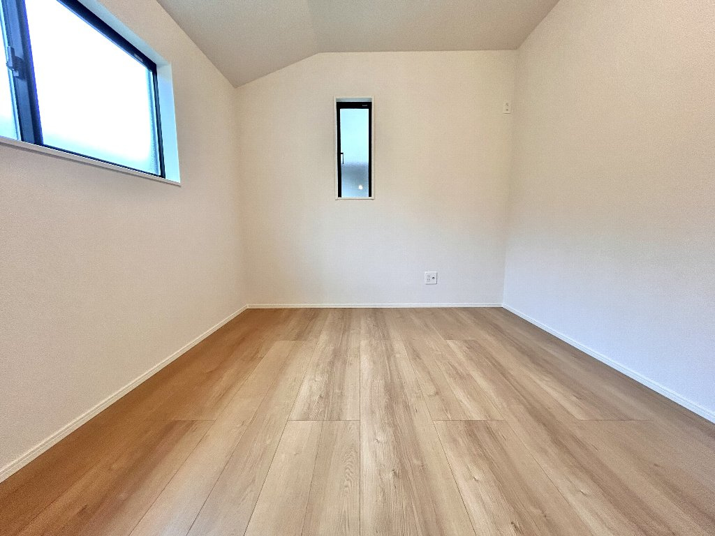 所沢市下安松　新築戸建の洋室|2F約5.5帖洋室でございます。
各部屋にクローゼットを備え、2面開口部を確保しております。