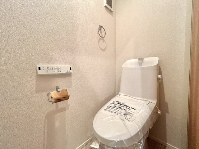 所沢市下安松　新築戸建のトイレ|1Fトイレでございます。
各階にリモコン式洗浄便座を設置済みです。