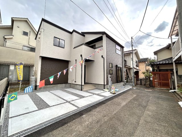 所沢市下安松　新築戸建の前面道路含む現地写真|通り抜けのない私道（持分あり）に面しており、穏やかな住環境が魅力です。