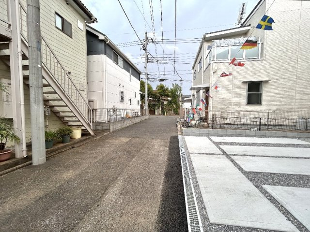 所沢市下安松　新築戸建の前面道路含む現地写真|物件前面道路より北西向きに撮影しております。