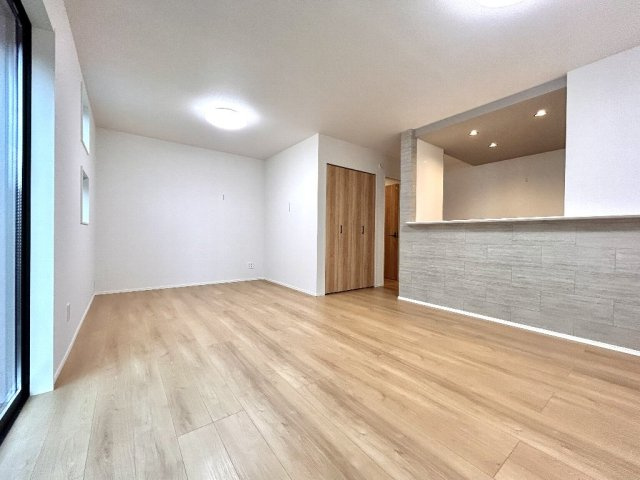 所沢市下安松　新築戸建の居間・リビング|アクセントクロスの効いたリビングには、嬉しい収納付きでございます。