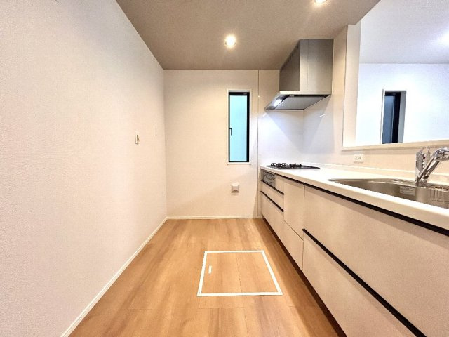 所沢市下安松　新築戸建のキッチン|食器棚等の設置スペースも十分に確保できたキッチンでございます。