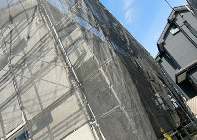 【バルコニー】 | 長房町新築戸建 | バルコニーは、室外の専用スペースのうち、「屋根がなく開放された空間」であるものを指します。ベランダより広いタイプのものが多く、日当たりもよいため家庭菜園などを楽しみたい人にとって適した環境となります。