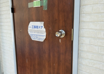 【玄関】 | 長房町新築戸建 | 玄関は家の顔でもあり、家族以外の目にも止まる場所です。玄関は外との間を仕切る扉、靴などをしまっておく収納スペース、靴脱ぎのたたきスペース、来客とのやり取りをするドアホンなど複数のアイテムからなります。