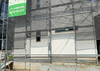 【構造・工法・仕様】 | 長房町新築戸建 | 木造住宅とは土台、壁、柱など建築物の強度を支える構造体の材に木が使用されている構造を指します。構造体は建物の自重を支えるだけではなく風圧や水圧、積裁荷重などあらゆる衝撃に耐えるための基礎です。