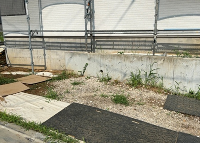 【構造・工法・仕様】 | 長房町新築戸建 | ベタ基礎とは、柱の位置に関係なく全体に基礎がある事を指し、面積が大きい分建物の重さを全体に分散できます。また、地面からの湿気や害虫を遮断でき、木造住宅で心配されるシロアリ被害を防ぐ効果も期待できます。