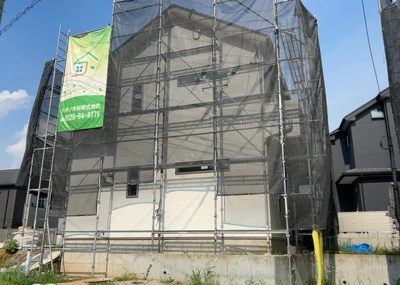 【外観】 | 長房町新築戸建 | 現地に行くなら、物件の周囲の地形がどうなっているかを見ることも大切です。周辺より低くなっている土地では、大雨などで水が集まりやすいため、地盤が弱くなっているということも考えられるため、注意が必要です。